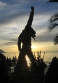 Freddie-Statue bei Sonnenuntergang