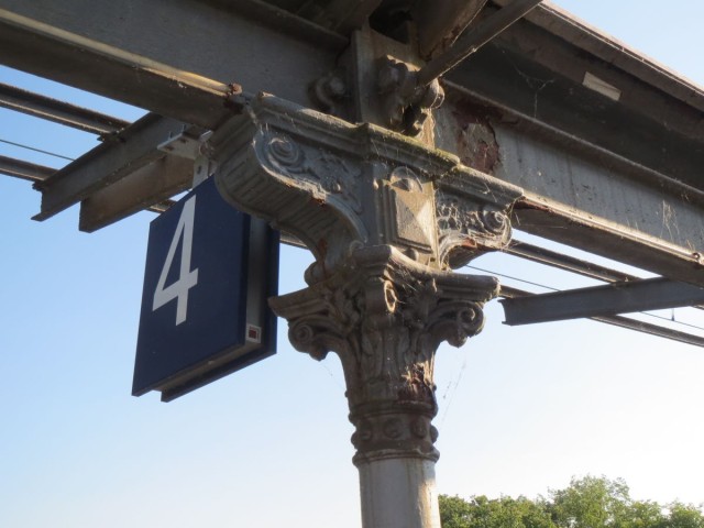 Bahnsteig-Dach Starnberg: Verzierung