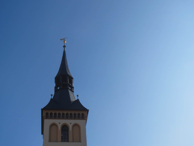 blauer Himmel mit Rathausturmspitze IMG_4396