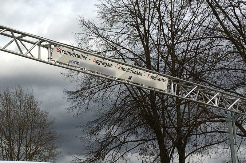 Firmenbanner auf Kabelbrücke: Stromverteiler - Aggregate - Kabelbrücken - Kabelverleih
