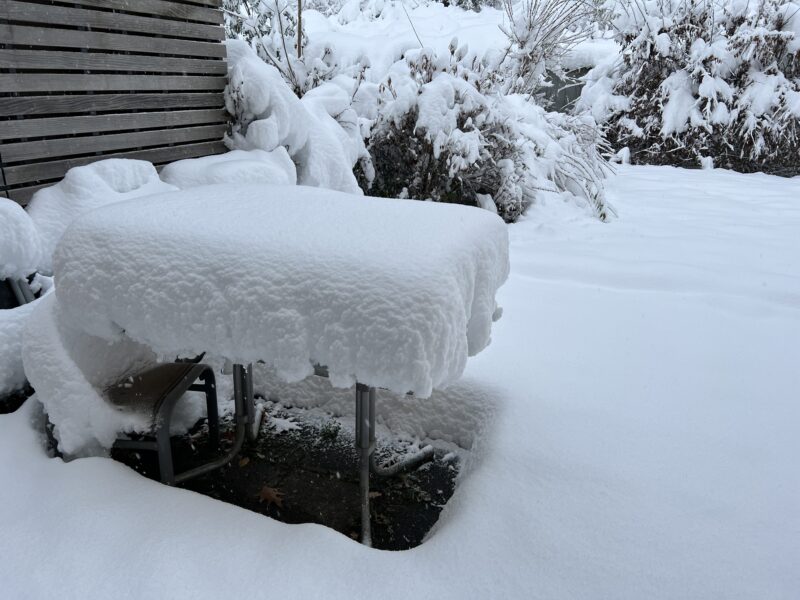 Ca. 35 cm Schnee auf Terrassentisch mit entsprechender Lücke und "Wand aus Schnee" darunter.